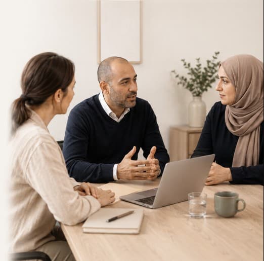 Een IKU Care-overleg met professionals aan een vergadertafel